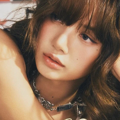 Lisa đang nằm chống tay lên đầu