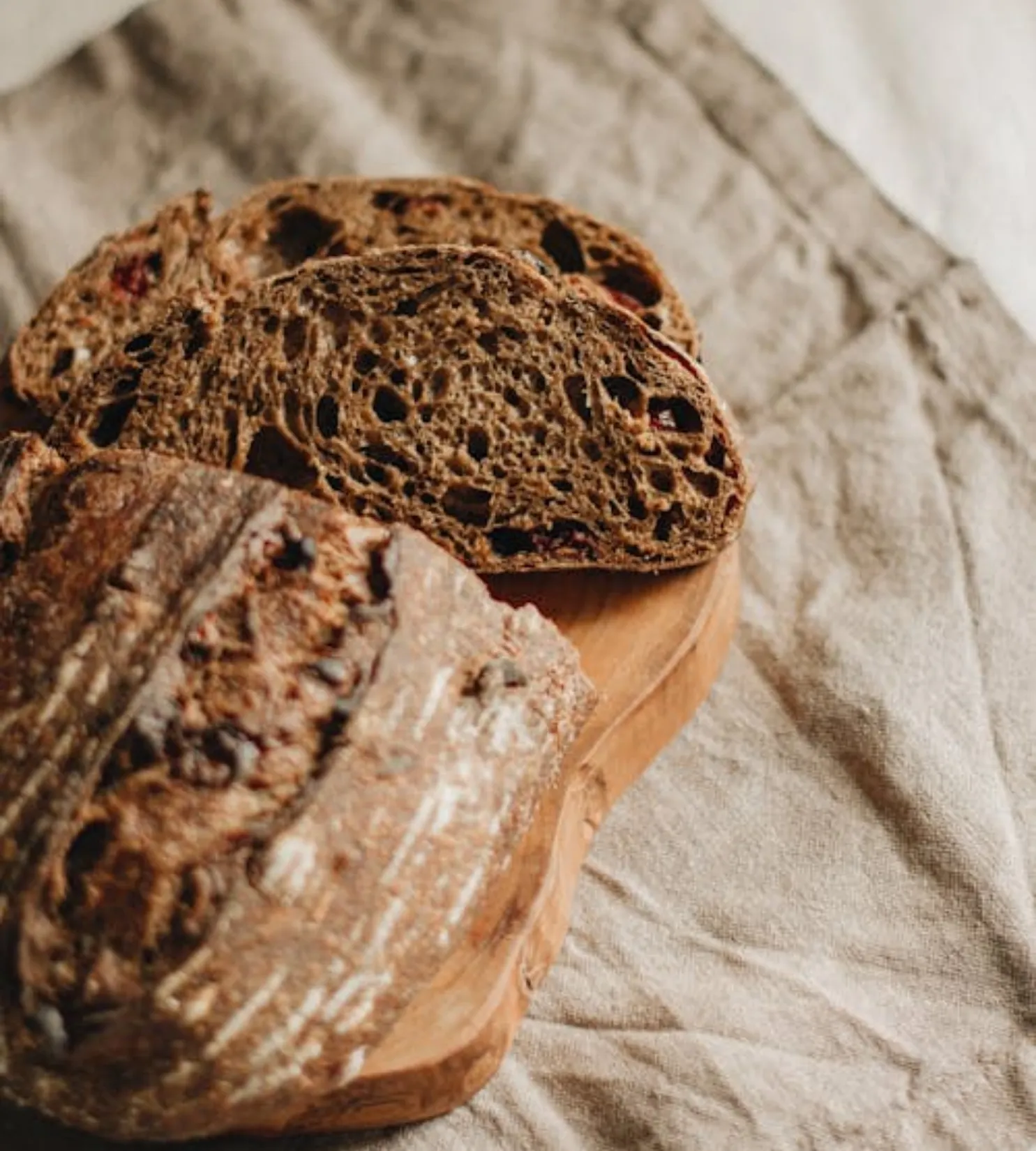 Bánh mì lúa mạch đen đặt trên lớp vải thô