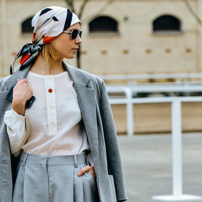khăn lụa thời trang trùm đầu và bộ suit màu xám