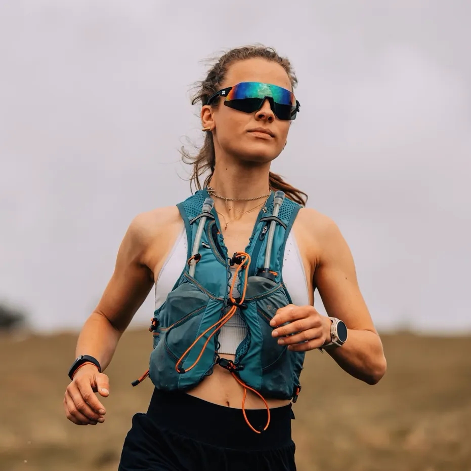 Kính chạy bộ với tròng kính Photochromic chuyển màu linh hoạt theo cường độ ánh sáng.