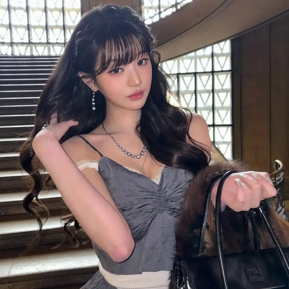 Jang Won-young cầm túi xách