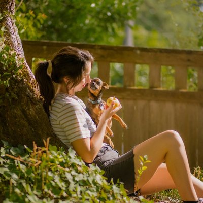 cô gái ôm cún con có dấu hiệu và đặc điểm làm nên sức hút