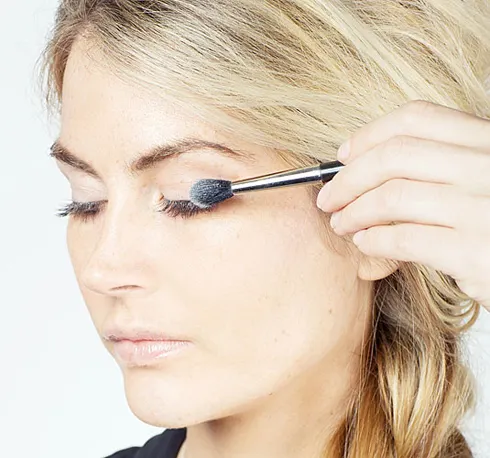 6. Bí quyết giúp lông mi dày lên gấp đôi Sau khi đánh mascara lên mi, dùng cọ nhỏ phủ một lớp phấn bột không màu (hoặc phấn phủ) lên lông mi. Sau đó lại tiếp tục chải 1 một lớp mascara nữa lên mi. Hàng mi của bạn trông sẽ như dày lên gấp đôi.
