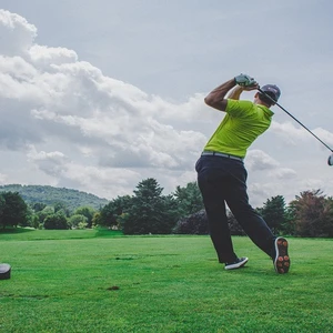 người đàn ông đánh golf