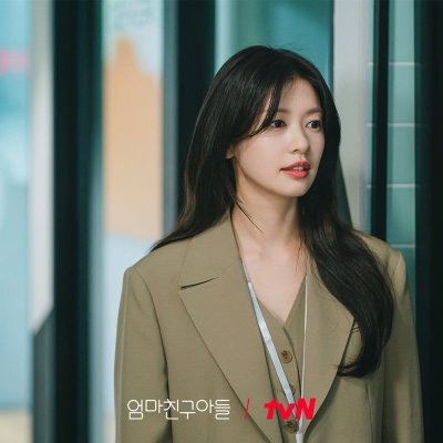Jung So-min sẽ diện lên mình những bộ trang phục sắc sảo, chẳng hạn như blazer hoặc đầm ôm sát cơ thể ở những phân cảnh làm việc diện blazer
