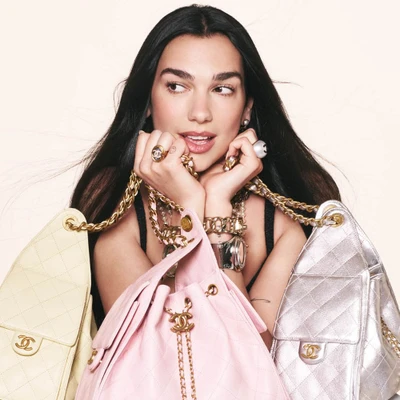 Dua Lipa diện túi xách chanel 25