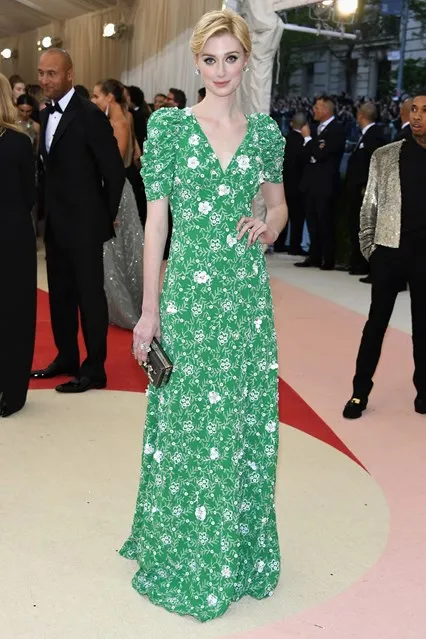Trái với hình tượng quyến rũ trong The Man From U.N.C.L.E. Elizabeth Debicki không làm nổi bật được thế mạnh của mình trong thiết kế không liên quan tới chủ đề từ Prada