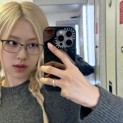 Rosé selfie trong gương kiểu tóc tết đẹp hợp đeo kính