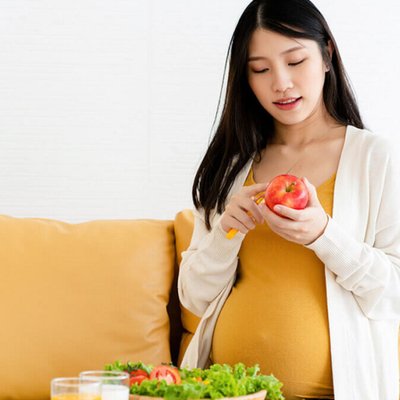 Mẹ bầu gọt trái cây