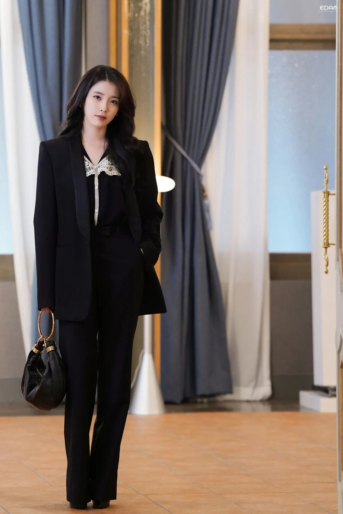 ELLE-PHONG-CACH-THOI-TRANG-IU-PERFECT-CROWN-PHIM00033