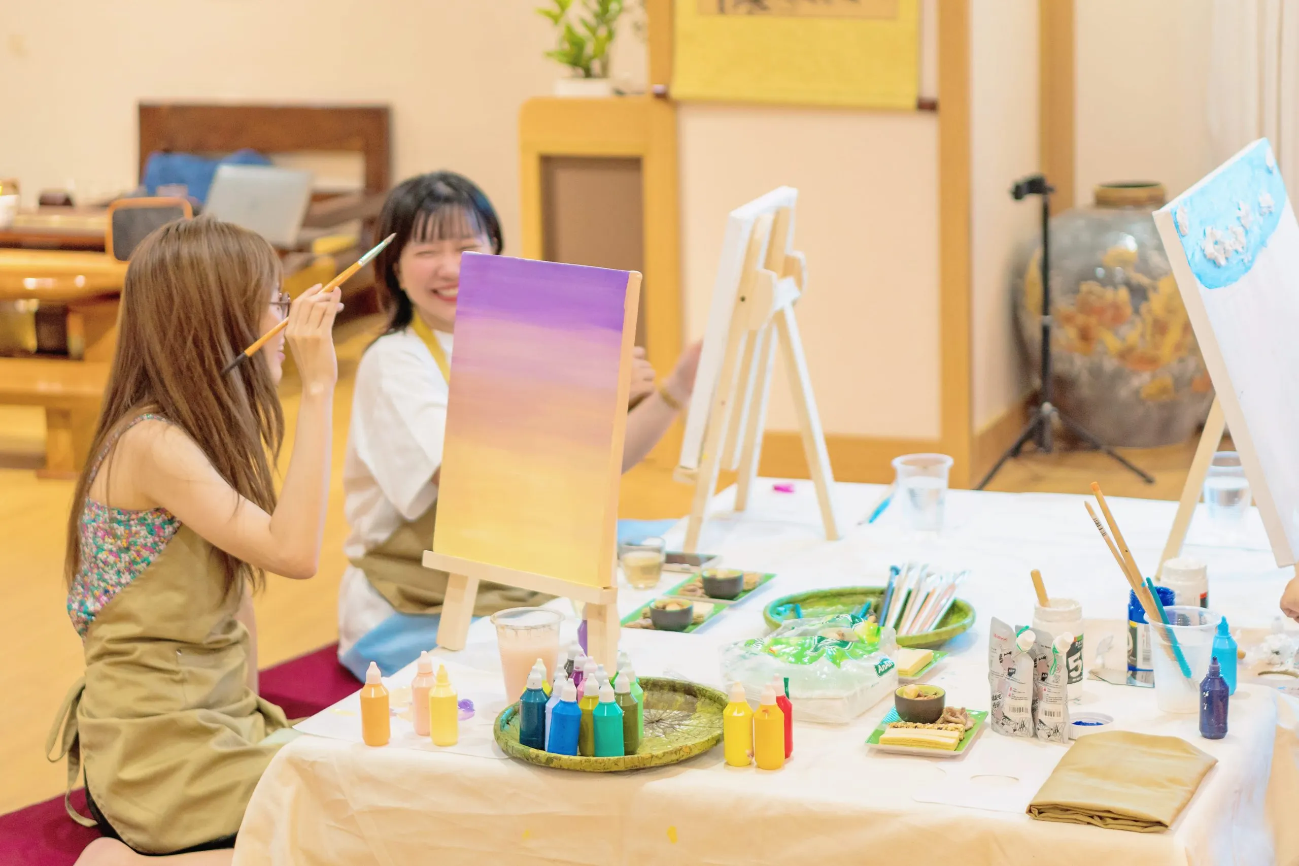 Trải nghiệm vẽ tranh tại workshop của Tôi là trong chiến dịch ELLE Lifestyle Map
