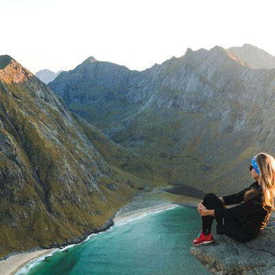 cô gái ngồi trên vách đá để những cung đường dẫn lối road trip