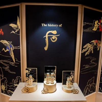 The history of Whoo - Khong gian trung bay san pham Bichup Self-Generating Anti-Aging Essence Special Edition 2019....