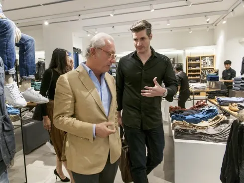 Ngài Isak cùng cộng sự tham quan cửa hàng Mango Mega Store <mark class=