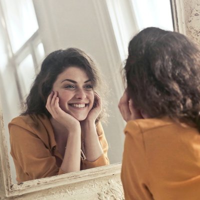 phụ nữ băn khoăn về bản thân
