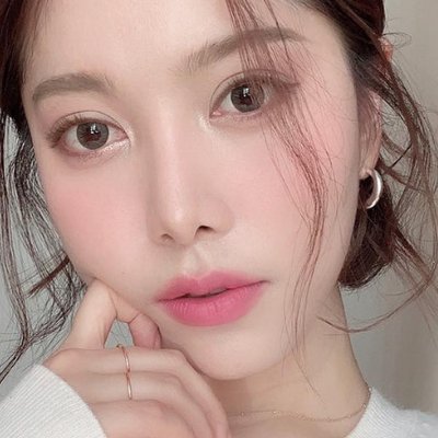 Du Xuân với phong cách trang điểm “hoa anh đào e ấp”
