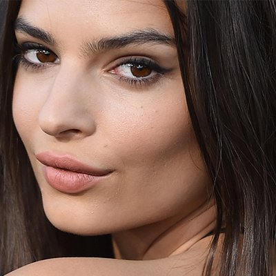 Cảm hứng trang điểm son nude quyến rũ từ Emily Ratajkowski