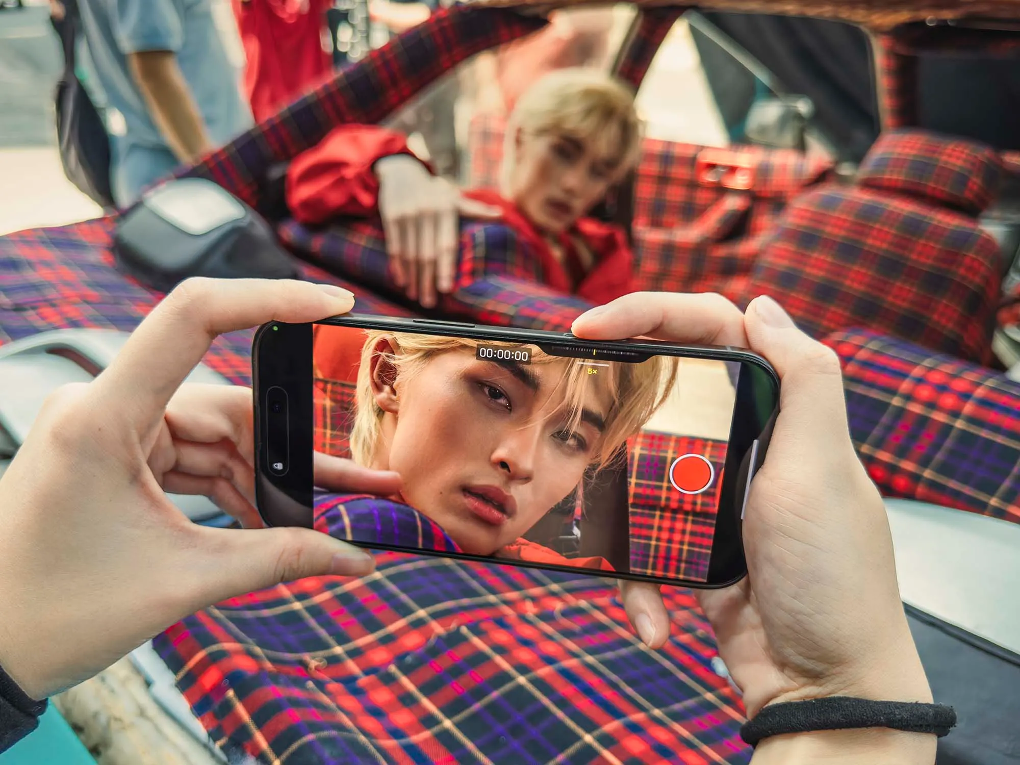 wren evans trong mv cứu lấy âm nhạc thực hiện trên iPhone 16