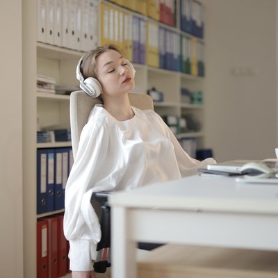 cô gái lười biếng đeo headphone