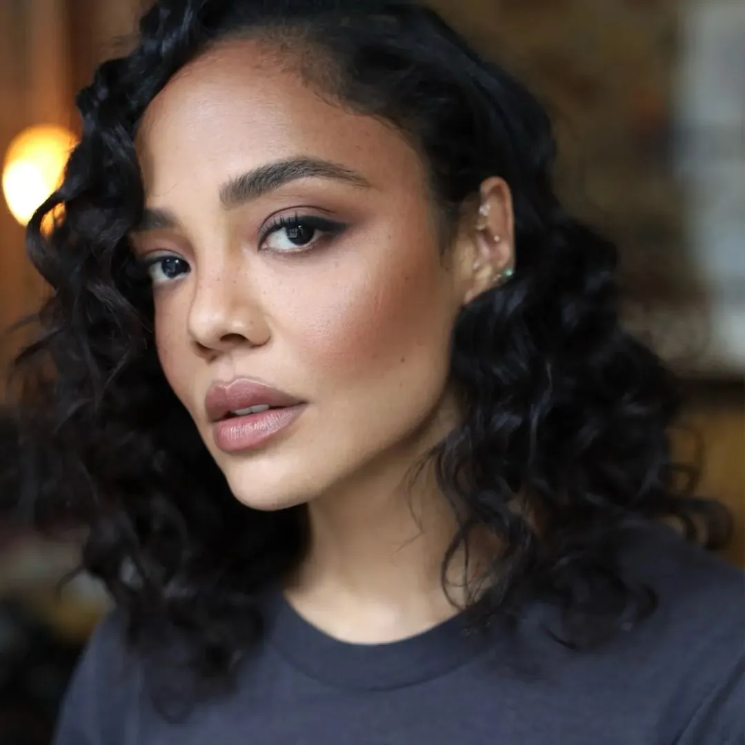 Diễn viên Tessa Thompson rạng rỡ với đôi mắt khói màu trung tính và son môi tông hồng đất lạnh kết hợp viền môi đậm phong cách thập niên 90.