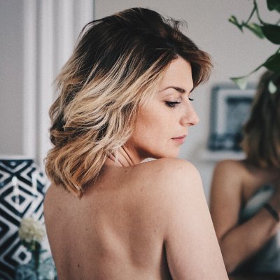 Chăm sóc da-Cô gái lưng trần.