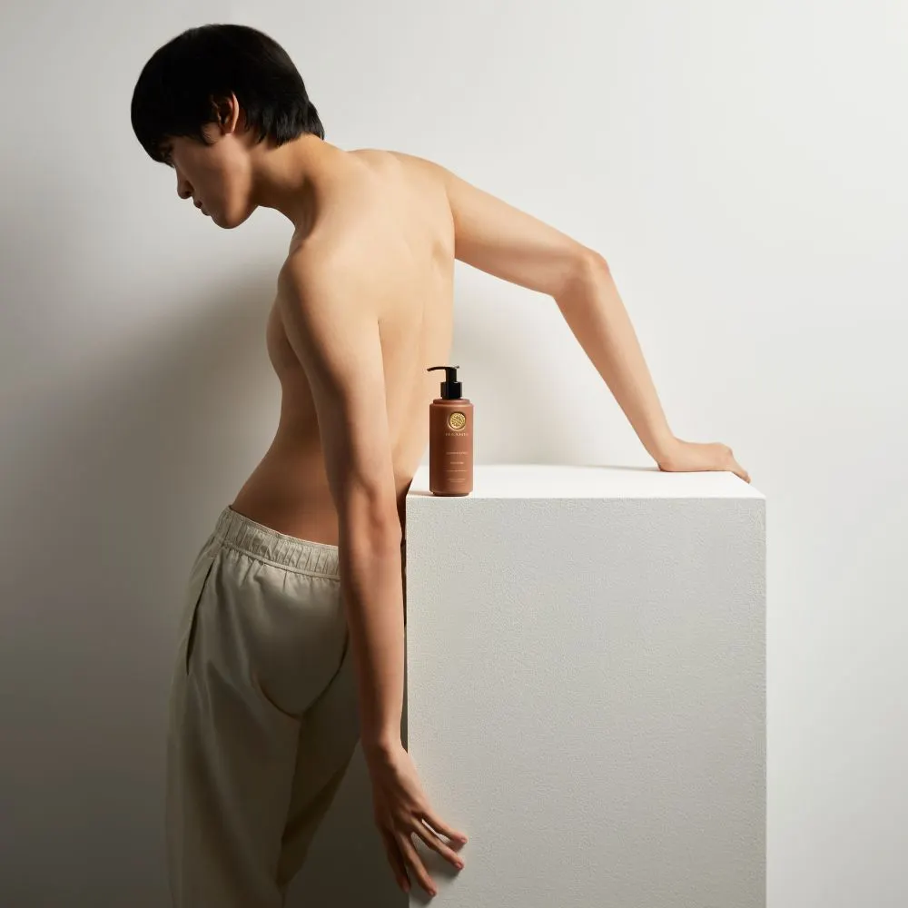 Lưng chàng trai - sữa tắm Harnn