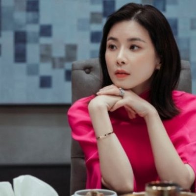 Phong cách trang điểm tươi trẻ và cuốn hút của Lee Bo Young.
