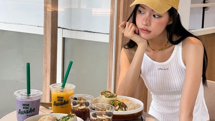 Cô gái Hàn đang ngồi ăn - thể thao
