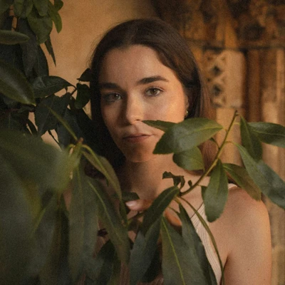 cô gái đứng sau tán lá tử vi ngày 29/10/2025