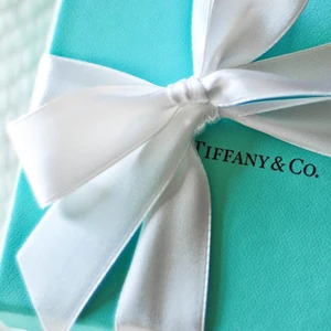 Bên trong chiếc hộp màu xanh của Tiffany & Co.