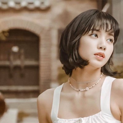 lisa đeo dây chuyền chuỗi