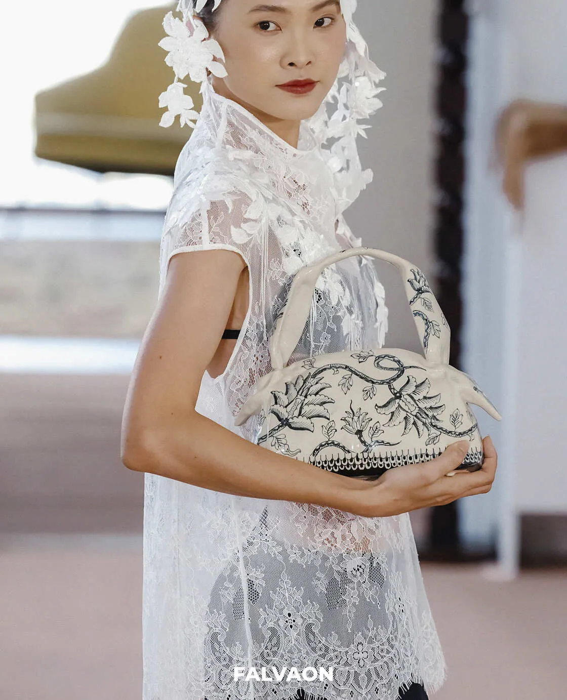 Thiết kế ren trắng xuyên thấu trở nên hoàn thiện khi kết hợp cùng túi xách mang họa tiết vẽ tay tỉ mỉ, tôn vinh hình ảnh người phụ nữ độc lập nhưng vẫn giữ trọn nét dịu dàng vốn có.