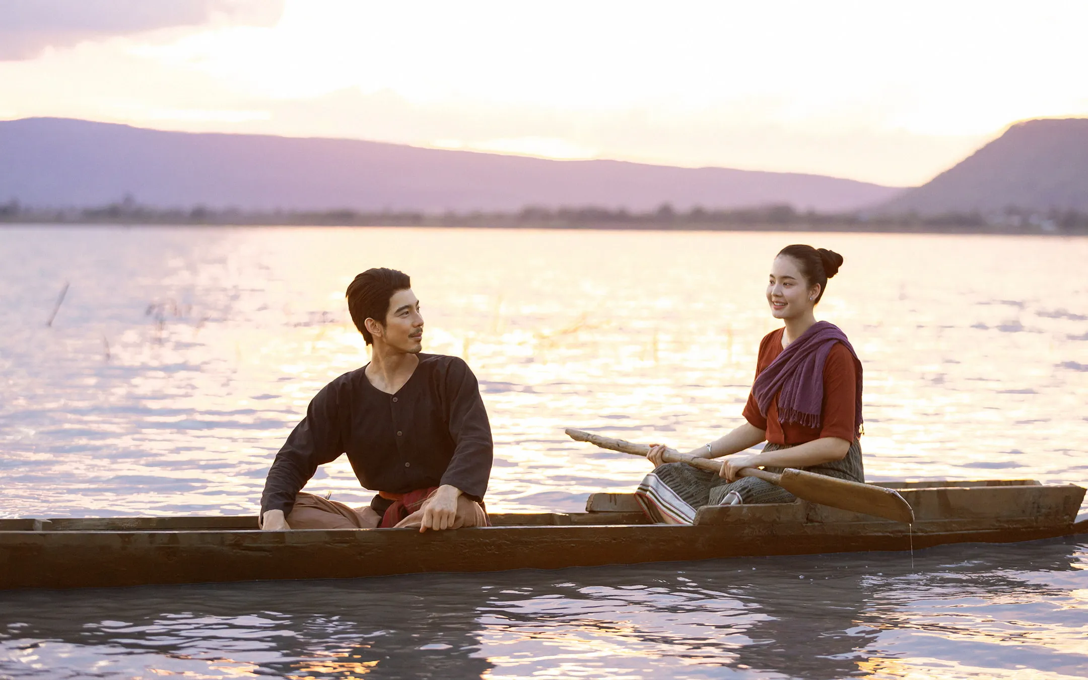 Maylada Susri và Sutthirak Subvijitra trong phim "Bé Ghệ Ma Cưng".