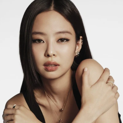 Jennie diện trang sức Chanel