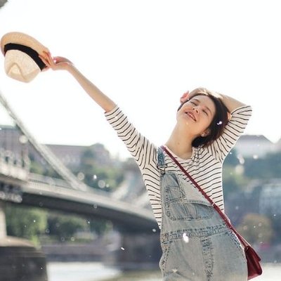 cung hoàng đạo cô gái cầm mũ Pexels Jessica Ticozzelli