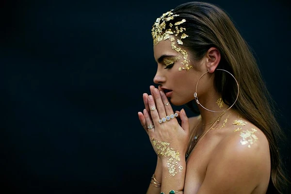 Vì sao Rihanna và Gigi Hadid phát "cuồng" với trang sức của NTK Jacquie Aiche?