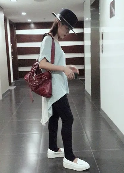 Trên sân khấu, Phương Linh mềm mại yểu điệu là thế nhưng ngoài đời thường, cô luôn chọn lựa những trang phục khỏe khoắn thoải mái.