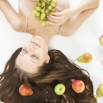 Cô gái đang nằm ôm trái cây-phục hồi da
