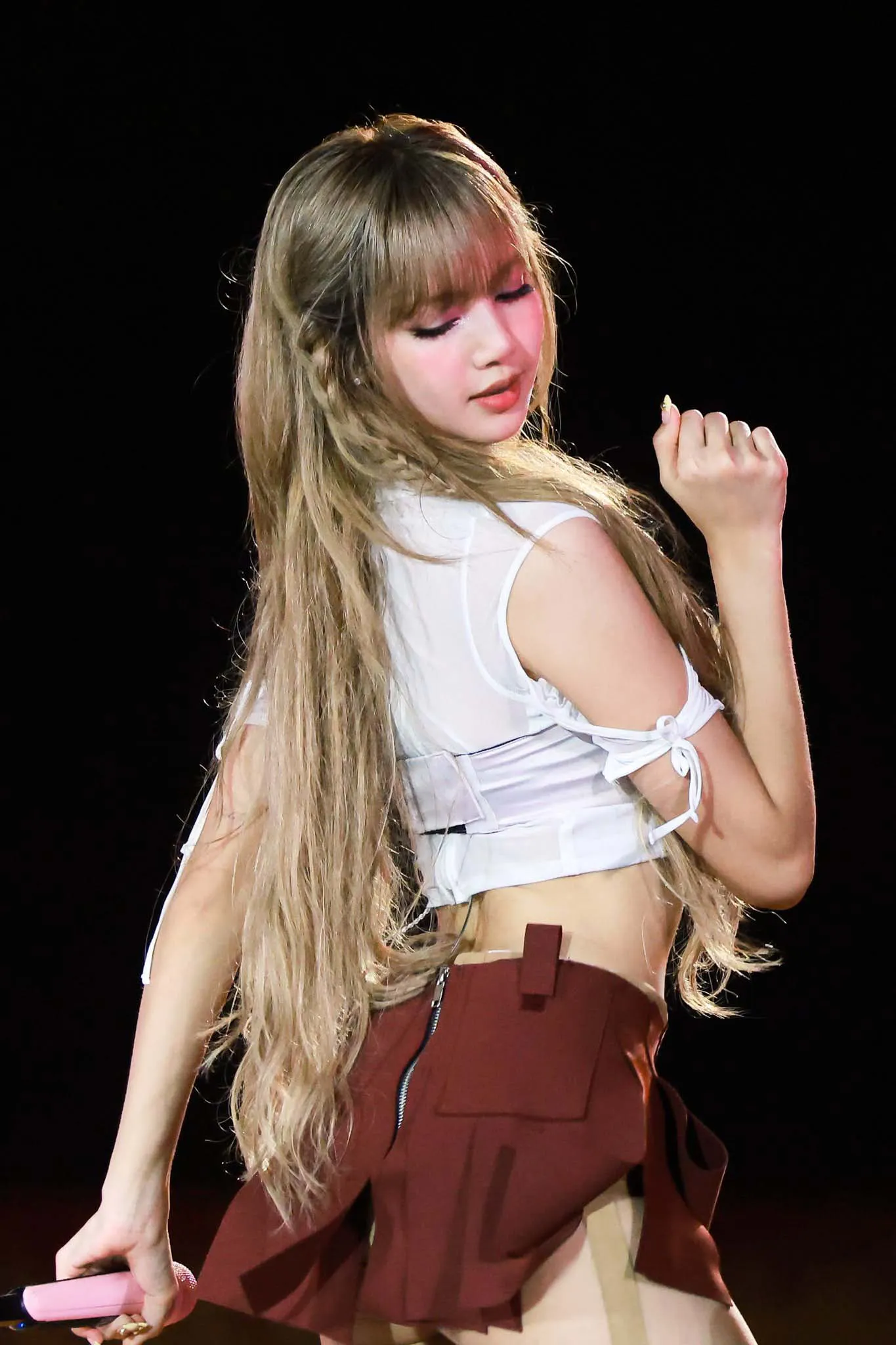 lisa blackpink tóc thẳng xoã dài concert deadline world tour kiểu tóc tự nhiên