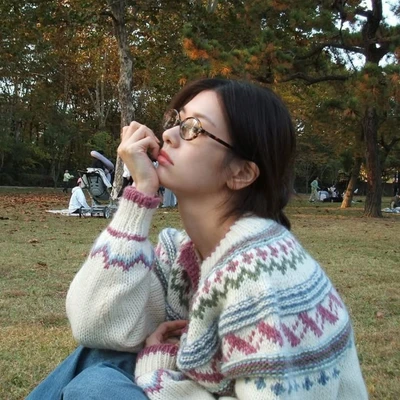 Jung So Min ngồi vườn cây