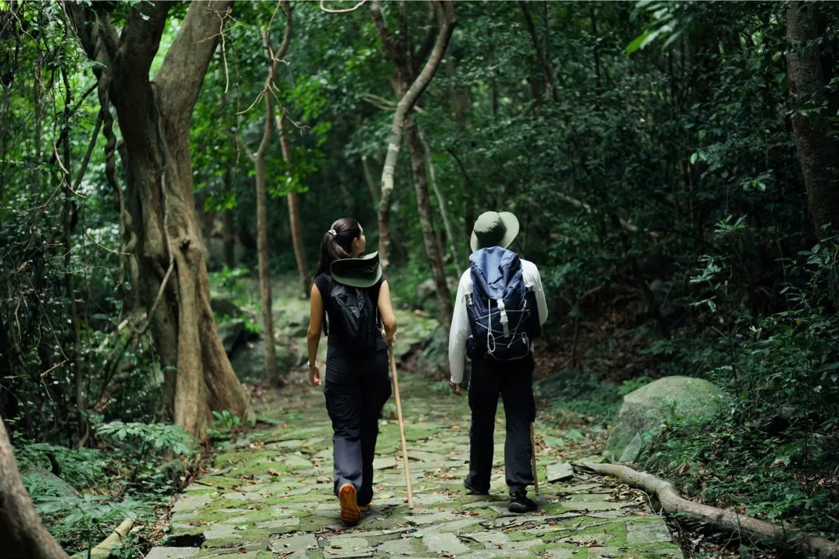 Du khách cũng có thể kết hợp hoạt động trekking khi đến Hoạt động yoga tại khu nghỉ dưỡng Six Senses Côn Đảo
