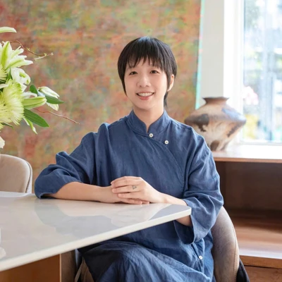 Những chiêm nghiệm dịu dàng của nhà thơ Nhược Lạc về tình yêu và "vì sao" hy vọng trong cuộc sống.