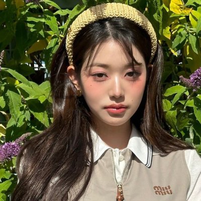 Jang Won-young chụp hình với nền hoa