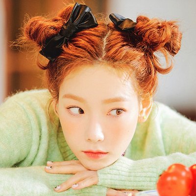Taeyeon đeo phụ kiện tóc nơ màu đen