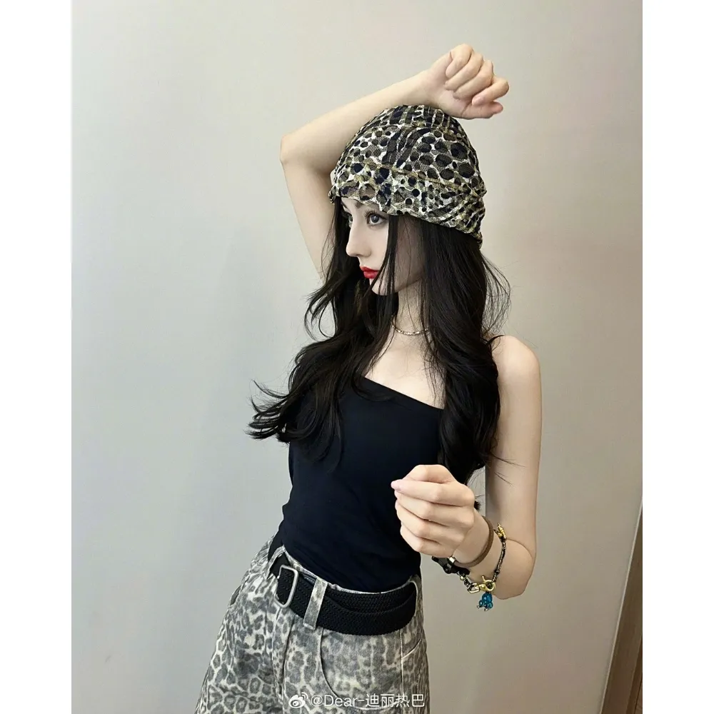 Mỹ nhân Hoa ngữ Địch Lệ Nhiệt Ba mang áo ống đen và đội mũ có họa tiết