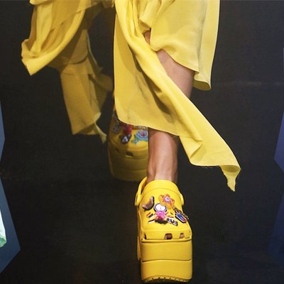Những đôi giày Crocs độc lạ của thương hiệu Balenciaga "cháy hàng" ngay khi vừa ra mắt