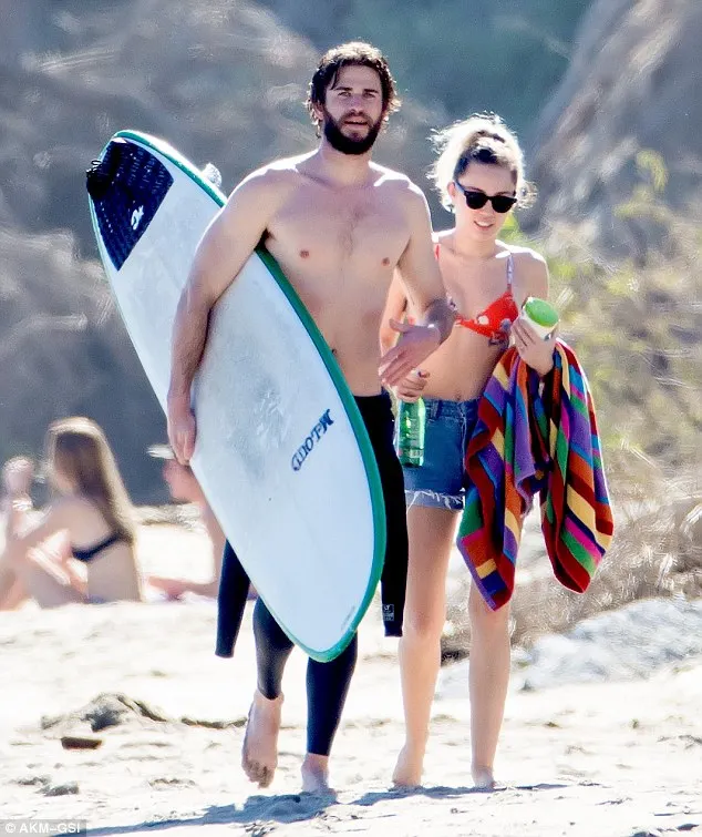 Miley Cyrus và Liam Hemsworth tay trong tay tại một bờ biển tại Malibu 