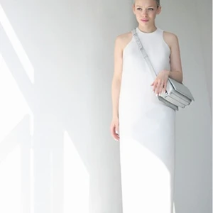 Gu thời trang trong sáng của nàng thơ Ivania Carpio - ELLE VN