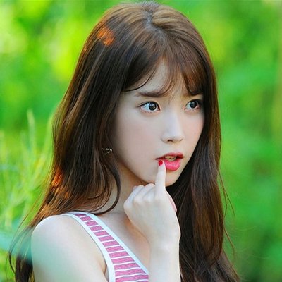 cô gái làm đẹp da bằng lá ổi