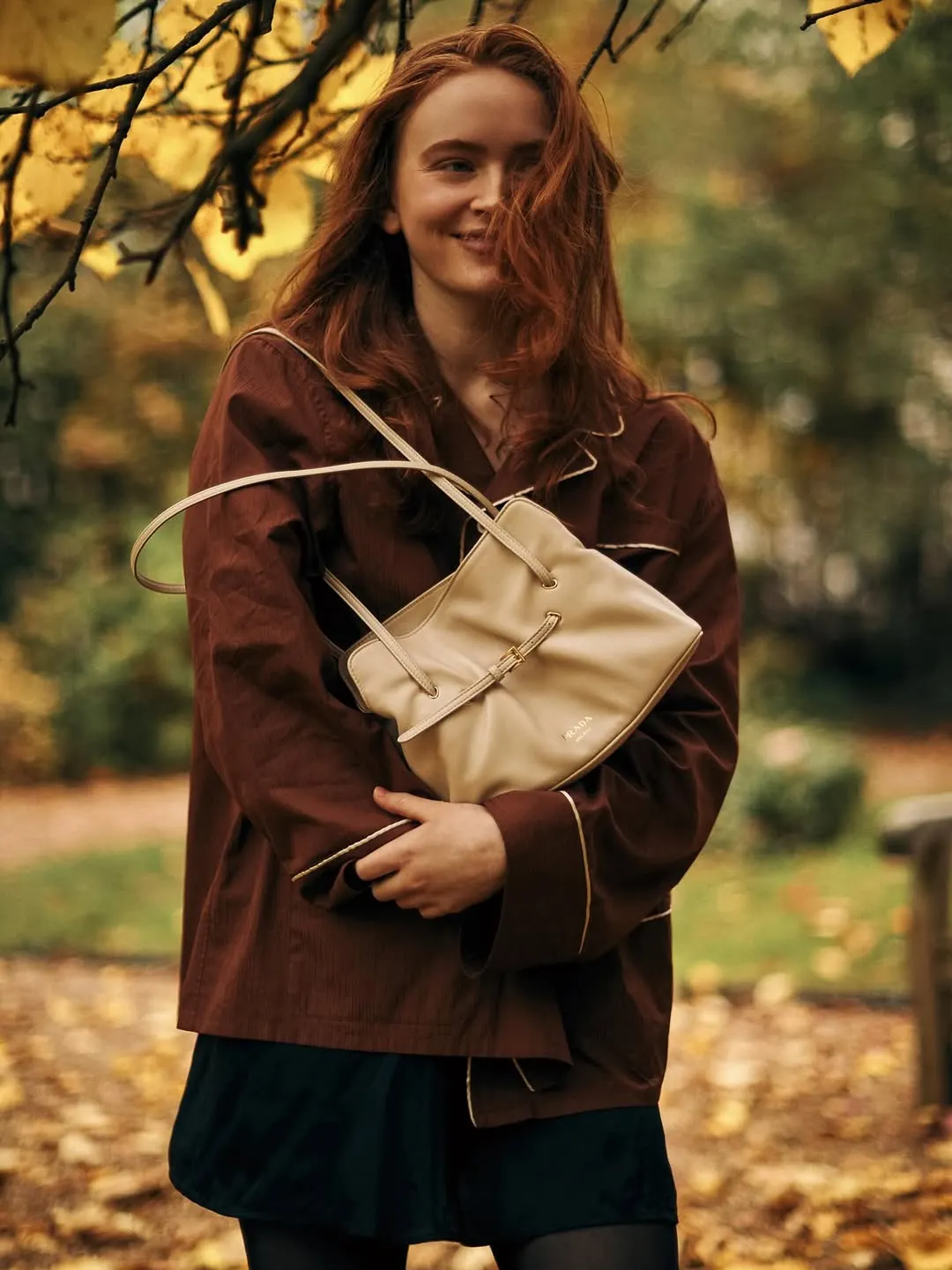 Sadie Sink xuất hiện trong chiến dịch Thu/Đông của thương hiệu, mang theo chiếc túi Prada Dada